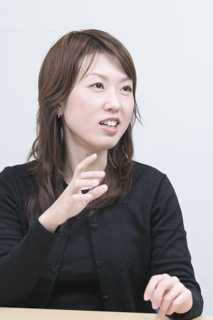 座談会中　女性